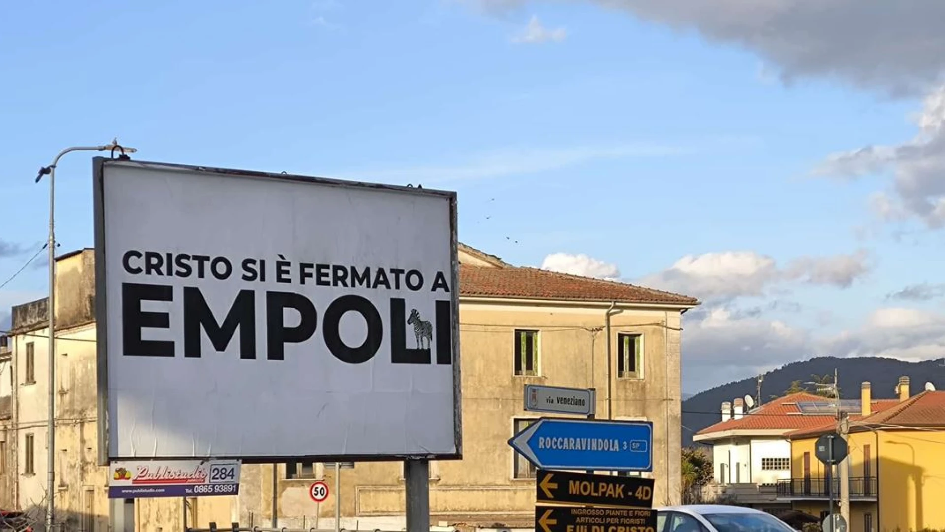 A Roccaravindola e Montaquila lo "sfotto" destinato ai tifosi della Juventus e' impresso sui cartelloni pubblicitari. La Foto notizia